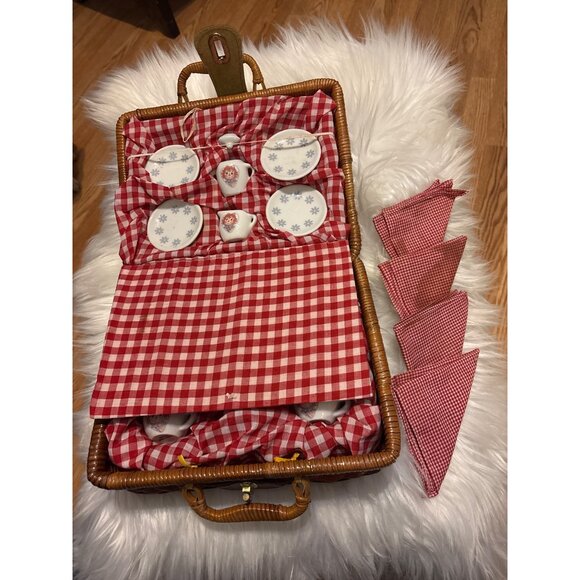 Raggedy Ann Childrens Miniature Porcelain Tea Set Wicker Picnic Basket Schylling - Picture 3 of 11